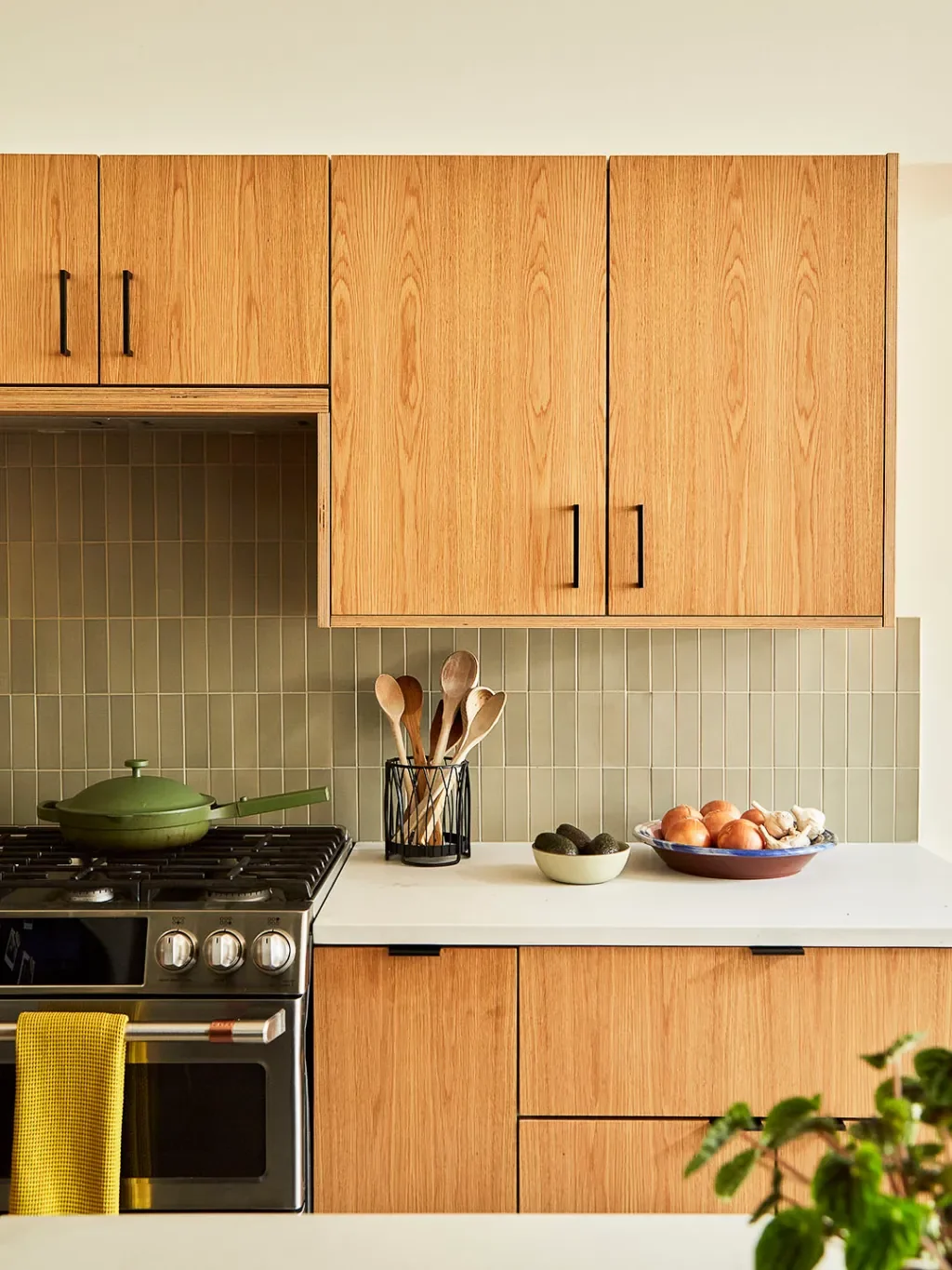 For $25, You Can Finally Defeat the Crumb Zone Between Your Counter and Stove
